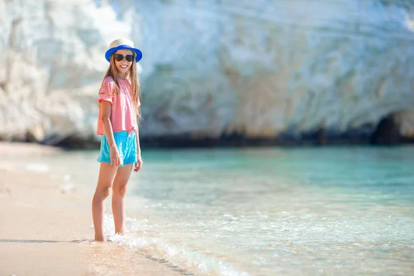 Cute little girl na plaży podczas wakacji letnich — Zdjęcie stockowe