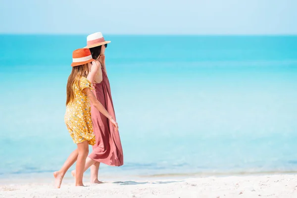 Schöne Mutter und Tochter am karibischen Strand — Stockfoto