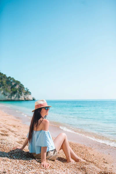 Женщина лежит на пляже наслаждаясь летними каникулами — стоковое фото