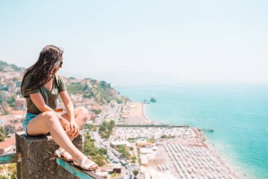 İtalya 'da yaz tatili. Arka planda Positano köyündeki genç kadın, Amalfi Sahili, İtalya