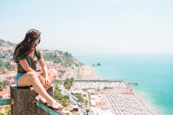 Férias de verão na Itália. Jovem mulher em Positano aldeia ao fundo, Costa Amalfitana, Itália — Fotografia de Stock