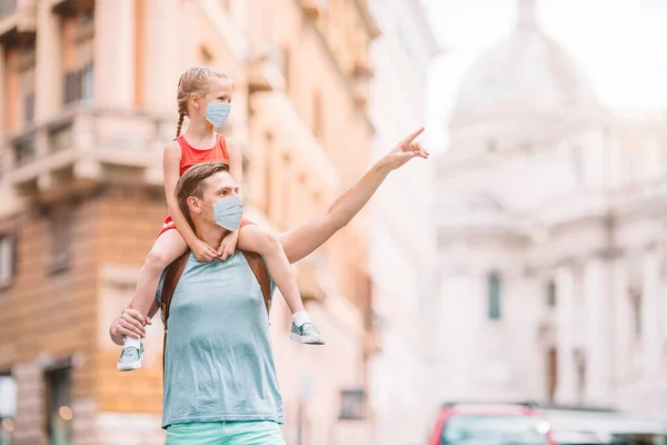 Szczęśliwy tata i mała urocza dziewczyna podróżuje w Rzymie, Włochy — Zdjęcie stockowe