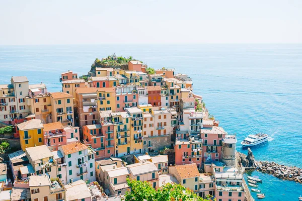 Amazing view of the beautiful village of Manarola in the Cinque Terre Reserve. — Stock Photo, Image