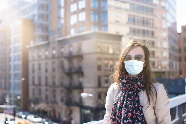 Młoda kobieta wchodzi do pustego Nowego Jorku w masce chroniącej przed wirusem — Zdjęcie stockowe