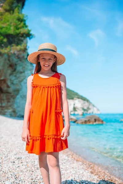 Nettes kleines Mädchen am Strand während der Sommerferien — Stockfoto