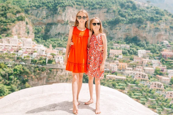 Schattige kleine meisjes op warme en zonnige zomerdag in Positano stad in Italië — Stockfoto