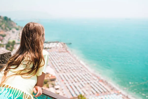 Jong meisje in de achtergrond van Middellandse Zee en lucht. — Stockfoto