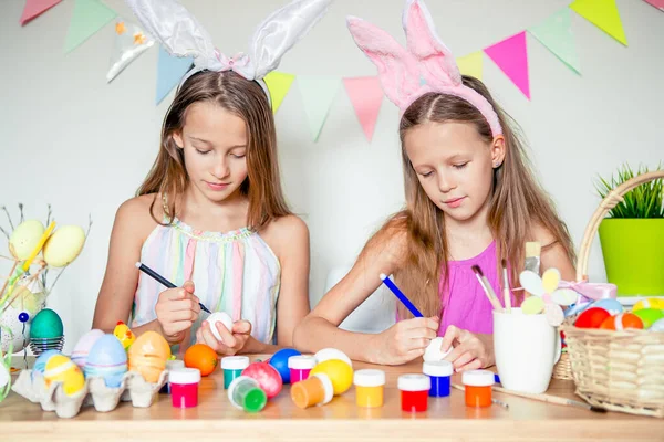 Glad påsk. Vackra små barn bär kaninöron på påskdagen. — Stockfoto