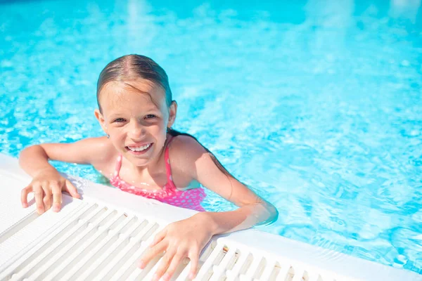 Urocza dziewczynka pływająca na odkrytym basenie — Zdjęcie stockowe