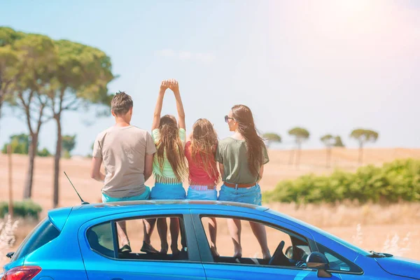 Genitori e due bambini piccoli in vacanza estiva in auto — Foto Stock