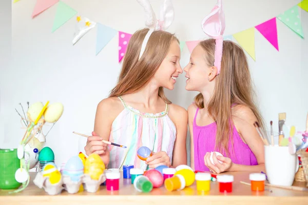 Glad påsk. Vackra små barn bär kaninöron på påskdagen. — Stockfoto