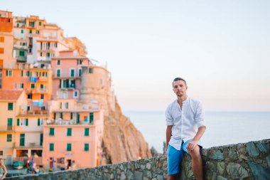 İtalyan köyünde tatil yapan bir turist.