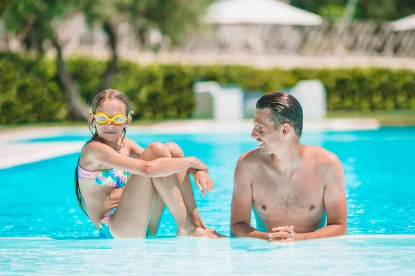 Rodzina mamy i córeczki cieszących się wakacjami w luksusowym basenie — Zdjęcie stockowe
