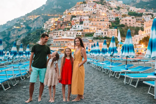 Vacaciones de verano en Italia. Mujer joven en el pueblo de Positano en el fondo, Costa Amalfitana, Italia —  Fotos de Stock