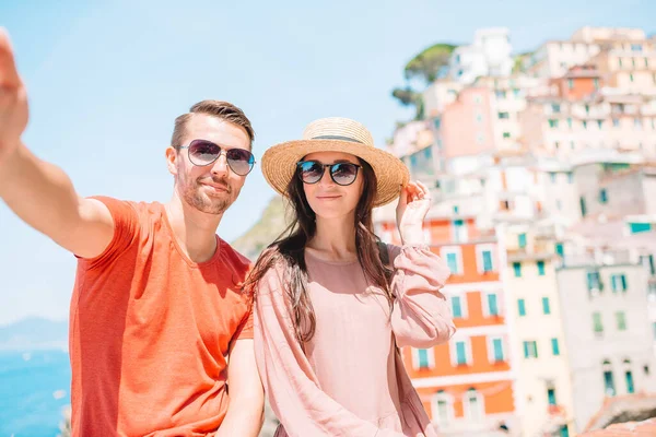 Jovem casal turístico viajando em férias europeias ao ar livre em férias italianas em Cinque Terre — Fotografia de Stock