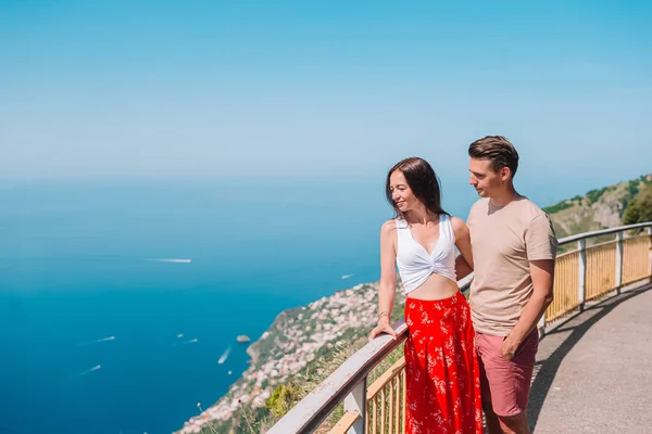 Pareja de turistas jóvenes que viajan en vacaciones europeas al aire libre en vacaciones italianas en Cinque Terre — Foto de Stock