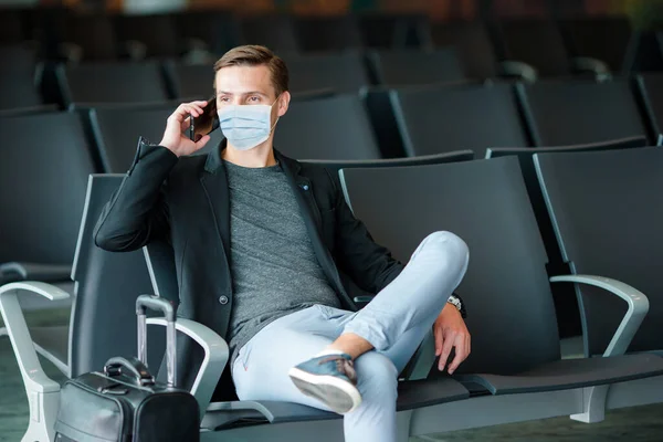 Jovem em um lounge do aeroporto esperando por aviões de voo . — Fotografia de Stock