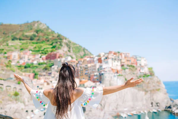 Tourist looking at scenic view of Manarola, Cinque Terre, Liguria, Italy — Stock Photo, Image
