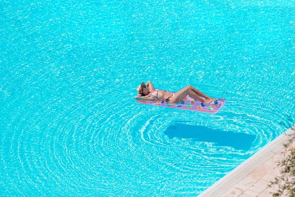 Jovem mulher bonita desfrutando de férias de verão na piscina de luxo — Fotografia de Stock