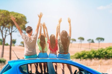Ebeveynler ve iki küçük çocuk yaz tatilinde.