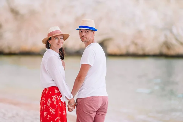 Junges Paar am weißen Strand im Sommerurlaub. — Stockfoto