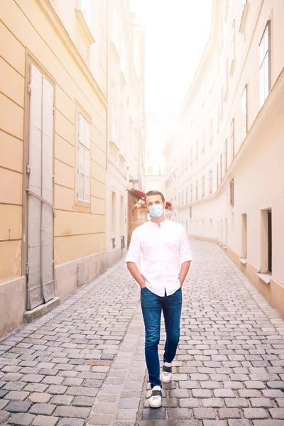 Młody człowiek tło stary europejski miasto robić selfie — Zdjęcie stockowe