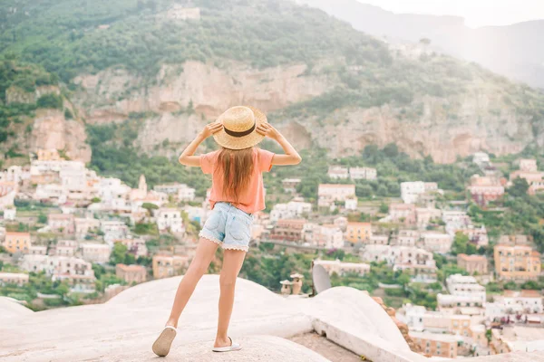 Adorable niña en el cálido y soleado día de verano en la ciudad de Positano en Italia — Foto de Stock