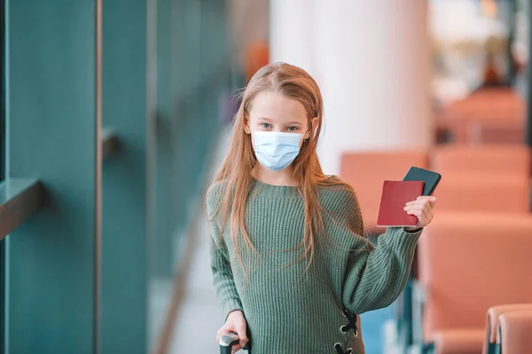 Kleines Kind am Flughafen wartet auf Boarding — Stockfoto