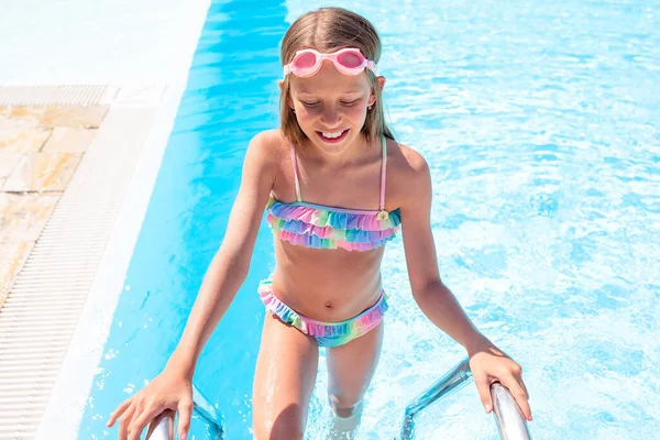 Piccola adorabile ragazza in piscina all'aperto — Foto Stock