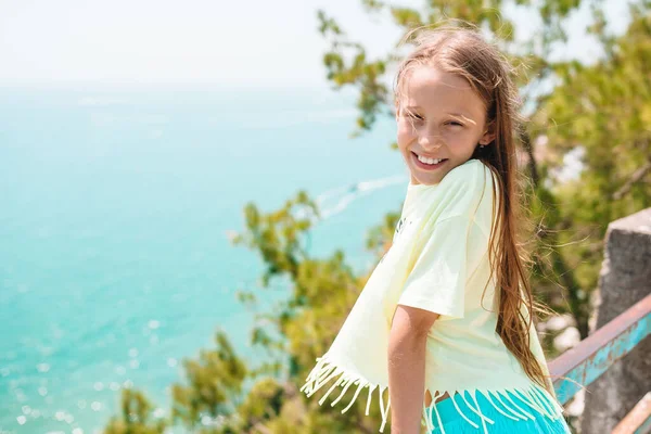 Tânăra fată în fundalul mării mediteraneene și a cerului . — Fotografie, imagine de stoc