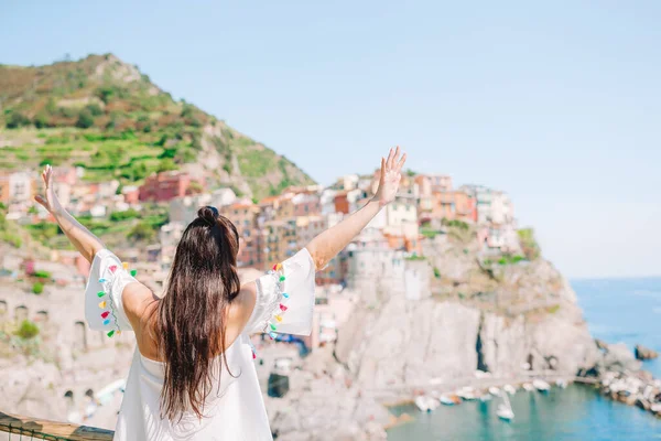 Turista olhando para a vista panorâmica de Manarola, Cinque Terre, Ligúria, Itália — Fotografia de Stock