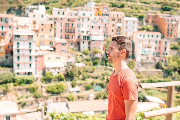 Man toerist buiten in Italiaans dorp op vakantie — Stockfoto