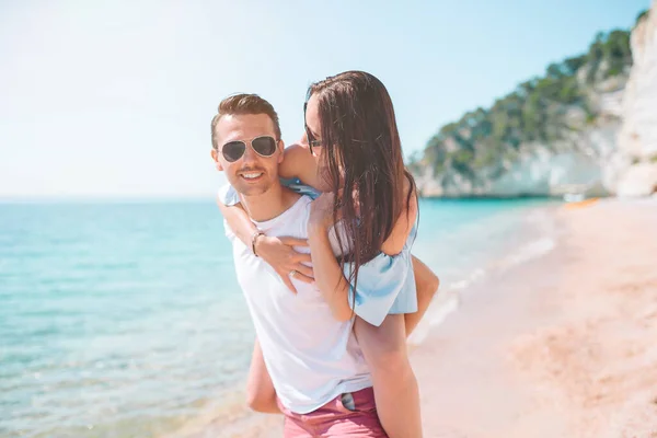 Junges Paar am weißen Strand im Sommerurlaub. — Stockfoto