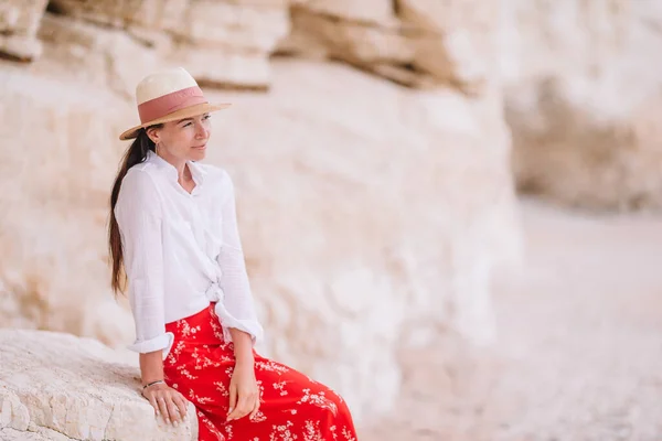 Frau liegt am Strand und genießt den Sommerurlaub mit Blick aufs Meer — Stockfoto