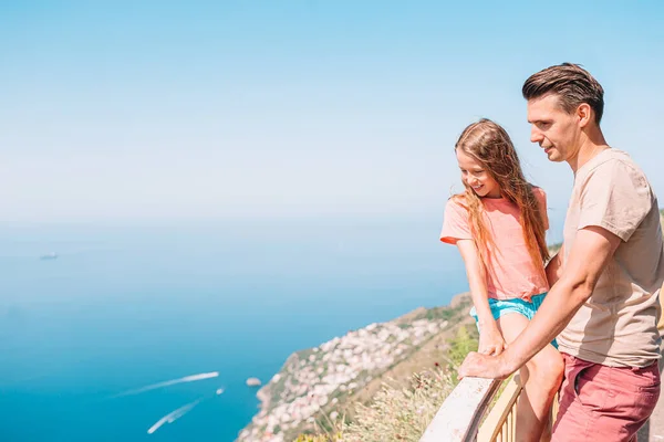 Familia de papá y niño en vacaciones de verano en el fondo de la costa de Amalfi, Italia —  Fotos de Stock