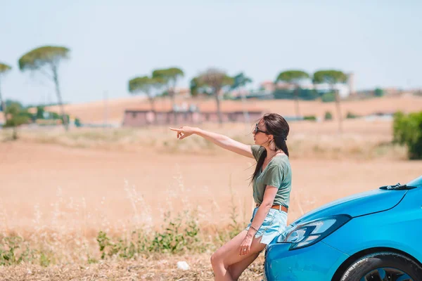 Donna per una nuova avventura alla ricerca della strada giusta sulla mappa — Foto Stock