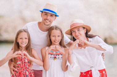 Genç aile tatilde çok eğleniyor.