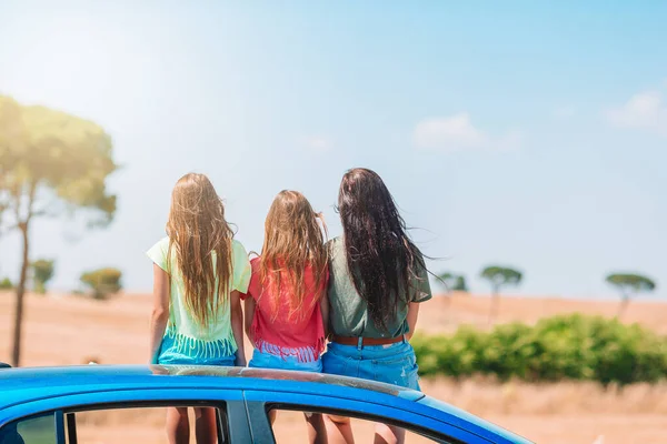Sommar bilresa och ung familj på semester — Stockfoto
