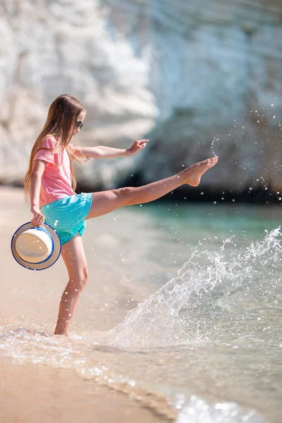 Adorável menina ativa na praia durante as férias de verão — Fotografia de Stock