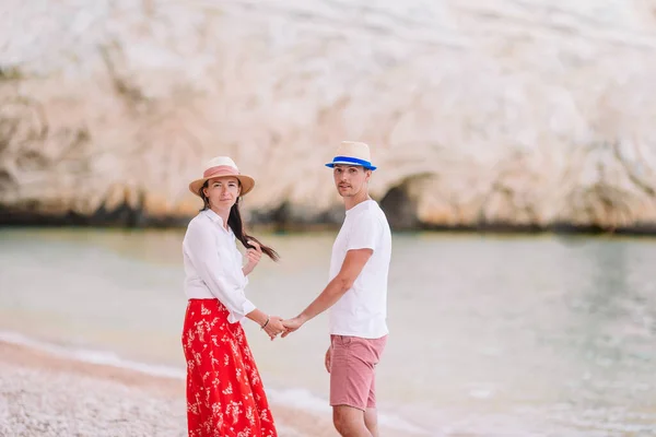 Unga par på vit strand under sommarlovet. — Stockfoto