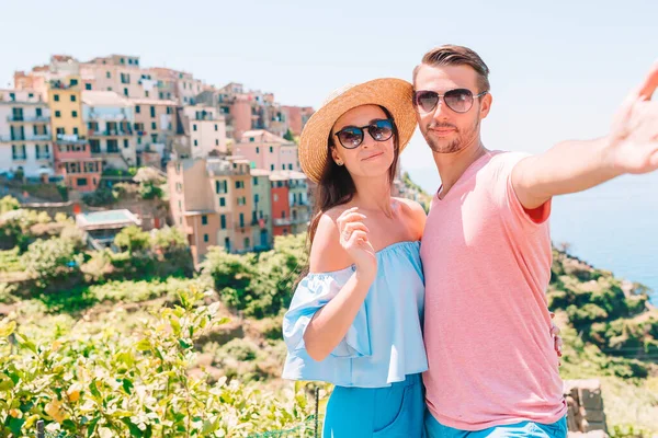 Pareja de turistas jóvenes que viajan en vacaciones europeas al aire libre en vacaciones italianas en Cinque Terre —  Fotos de Stock