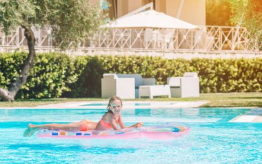 Açık havuzda küçük sevimli bir kız.