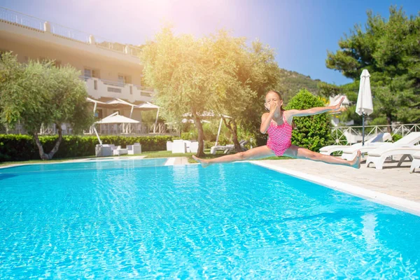 Pequena menina adorável na piscina exterior — Fotografia de Stock