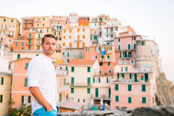 Man toerist buiten in Italiaans dorp op vakantie — Stockfoto