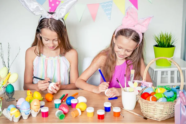 Frohe Ostern. Schöne kleine Kinder mit Hasenohren am Ostertag. — Stockfoto