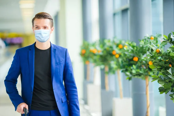 Junger Mann wartet in Flughafen-Lounge auf Flugzeug. — Stockfoto