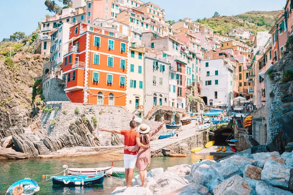 Jong toeristisch paar op vakantie in Italië in Cinque Terre — Stockfoto