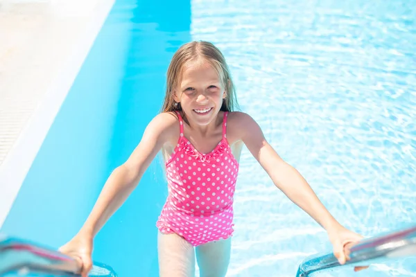 Klein schattig meisje in het buitenzwembad — Stockfoto
