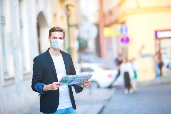 Junger Mann im Hintergrund der alten europäischen Stadt macht Selfie — Stockfoto