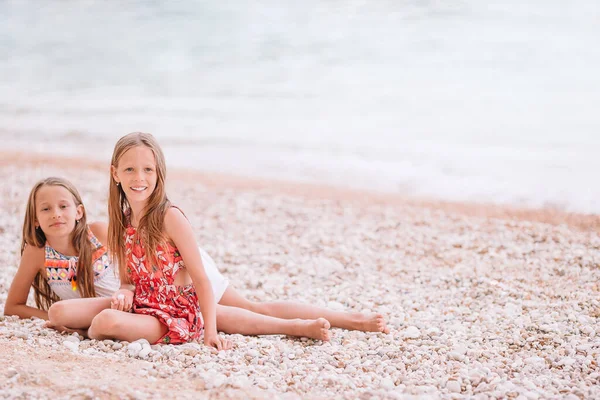 Dos niñas felices se divierten mucho en la playa tropical jugando juntas —  Fotos de Stock